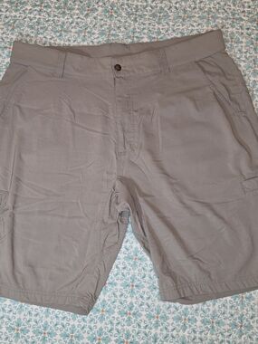 Men's Gray Cargo Shorts with Secure Pockets